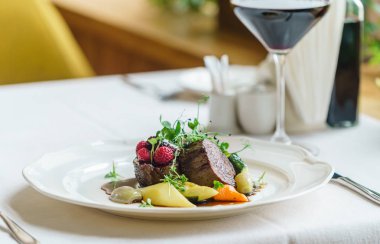 sığır eti biftek berry sos ve şarap