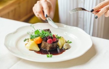 sığır eti Biftek yerken kadın 