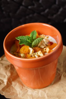 fındık tencerede kuru meyve 