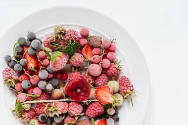 farklı dondurulmuş meyveler