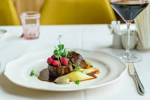 Bife de vaca com molho de baga — Fotografia de Stock