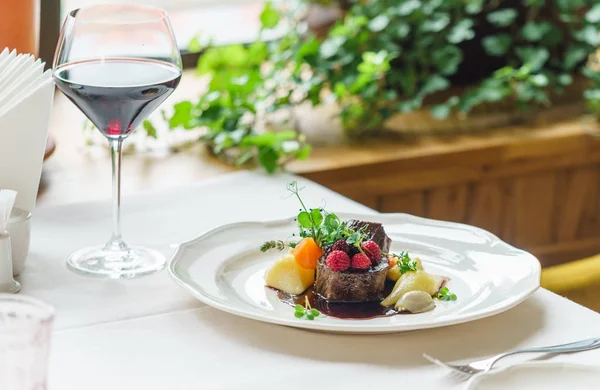 Filete de ternera con salsa de bayas y vino — Foto de Stock