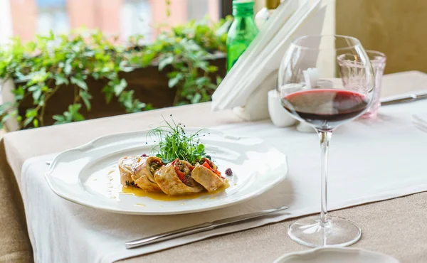 Stuffed chicken with roasted vegetables — Stock Photo, Image