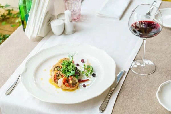 Gefülltes Hühnchen mit gebratenem Gemüse — Stockfoto