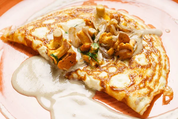 Omelet with chanterelles and sauce — Stock Photo, Image