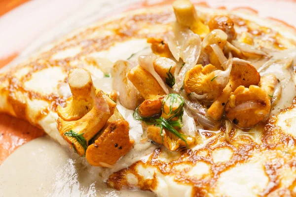 Omelet with chanterelles and sauce — Stock Photo, Image