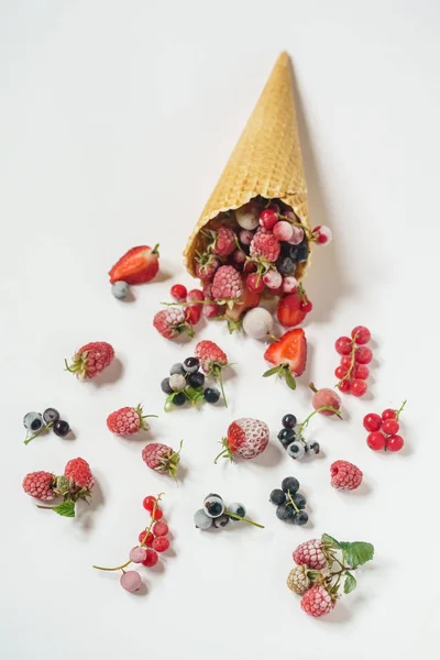 アイス クリーム コーンの冷凍ベリー — ストック写真