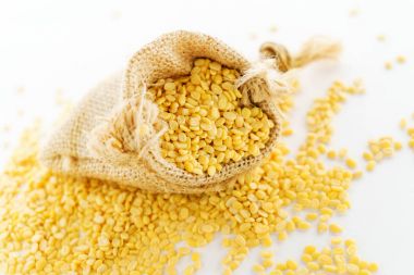 bir çantada Moong dal fasulye 