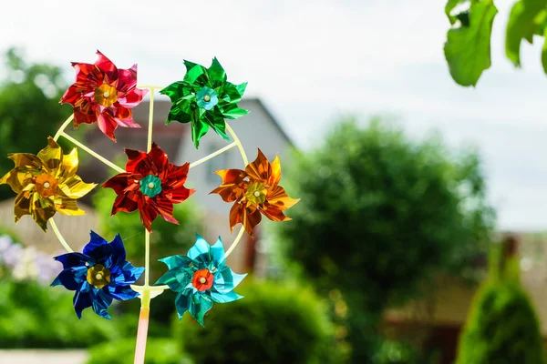 Mulino a vento in plastica per bambini — Foto Stock