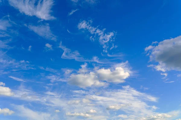 Fluffy clouds in blue sky — Stock Photo, Image