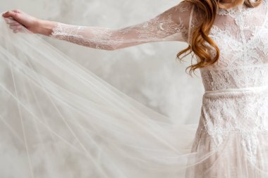 Beyaz elbiseli genç gelin 