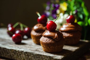 ahşap masa üzerinde kiraz kek