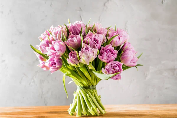 Рожеві тюльпани відро — стокове фото
