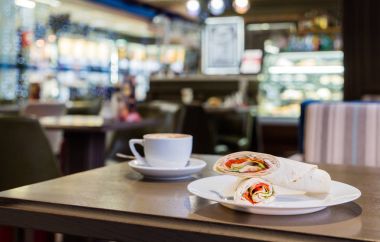 rulo ve kahve masada