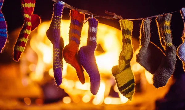 Chaussettes suspendues près de la cheminée — Photo