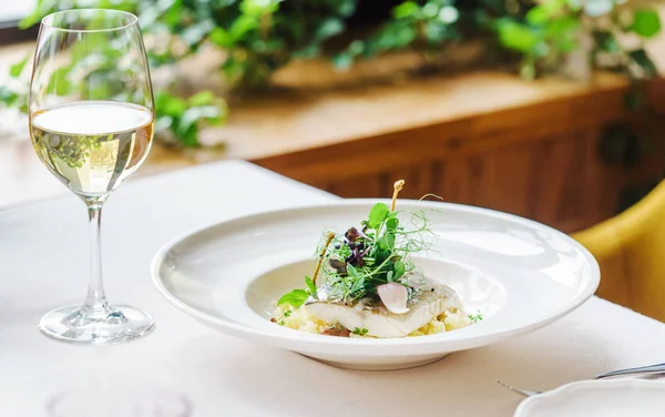Kızarmış balıkla beyaz şarap — Stok fotoğraf