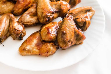 tavuk kanadı plaka üzerinde