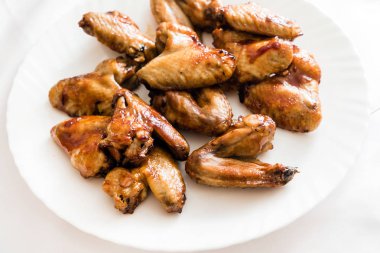 tavuk kanadı plaka üzerinde