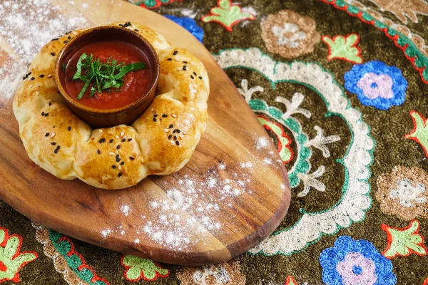 Узберкский хлеб с соусом — стоковое фото
