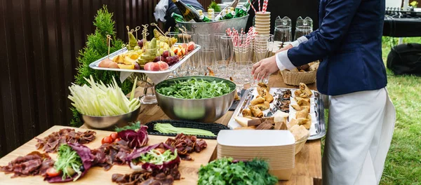 Catering jedzenie kelner — Zdjęcie stockowe