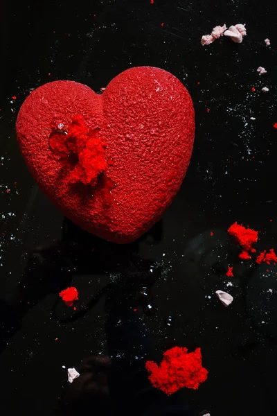 Čokoládové srdce na černém pozadí — Stock fotografie