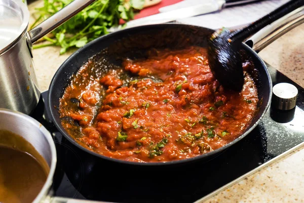 Molho de tomate na panela — Fotografia de Stock