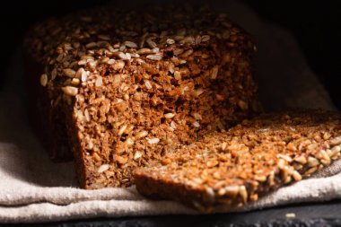 Kepekli ekmek kumaş üzerine 