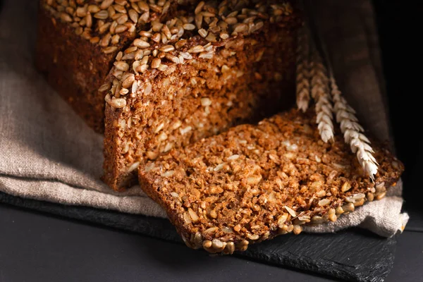 Chleb pełnoziarnisty na tkaniny — Zdjęcie stockowe