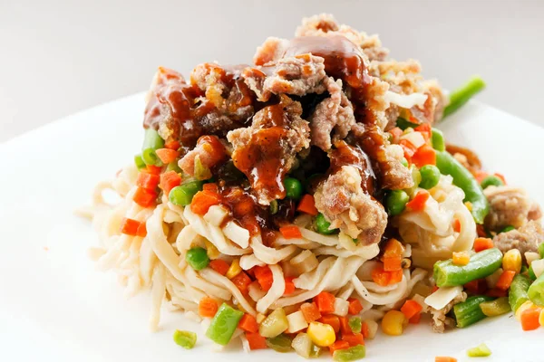 Fideos con carne de res y verduras — Foto de Stock