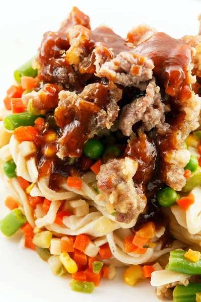 Fideos con carne de res y verduras — Foto de Stock