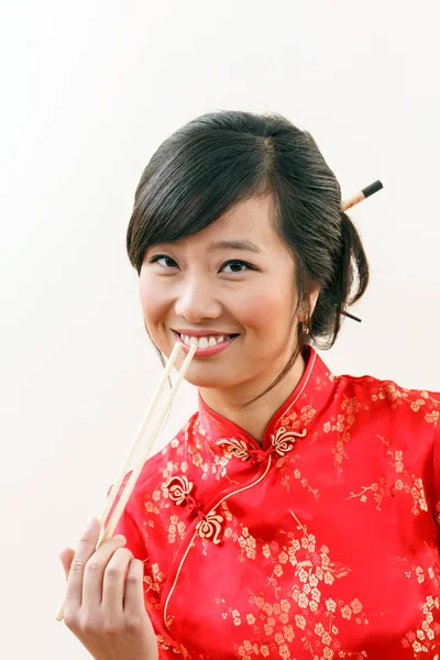 Mulher chinesa com chopstics — Fotografia de Stock