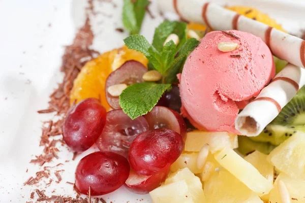 Sabroso postre con helado —  Fotos de Stock