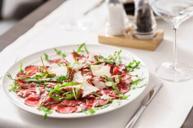Dana carpaccio plaka üzerinde 