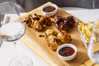 Kızarmış tavukla patates kızartması.