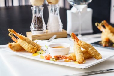 Soslu kızarmış karides.