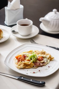 Sebze ve jambonlu omlet.