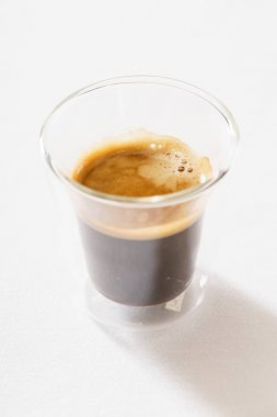Espresso beyaz zemin üzerine