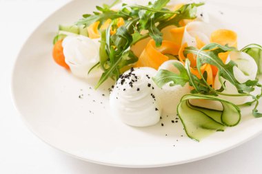 Bahar salatası plaka üzerinde 