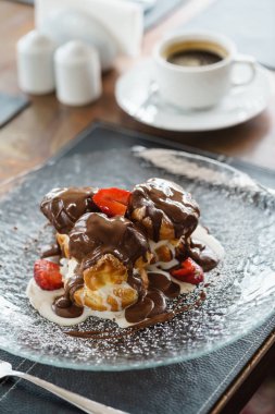 çilek plaka ile profiterol 