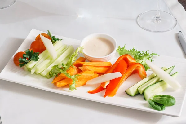 Свіжі овочі з соусом — стокове фото
