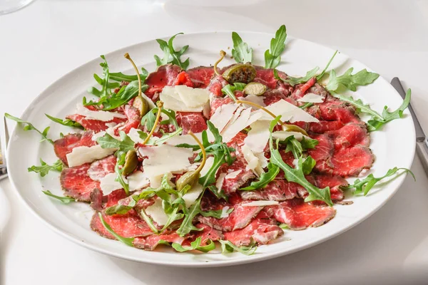 Dana carpaccio plaka üzerinde 