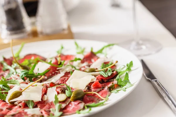 Dana carpaccio plaka üzerinde 
