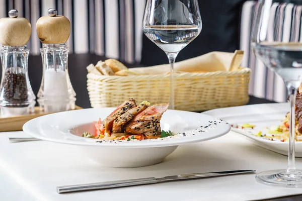 Atún con plato de verduras —  Fotos de Stock