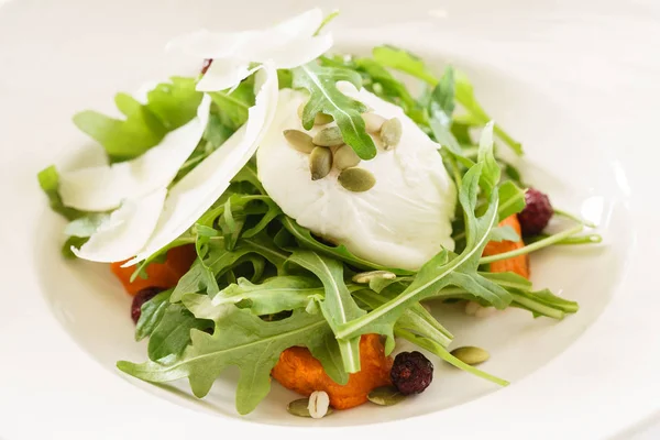 Frischer Salat auf dem Teller — Stockfoto