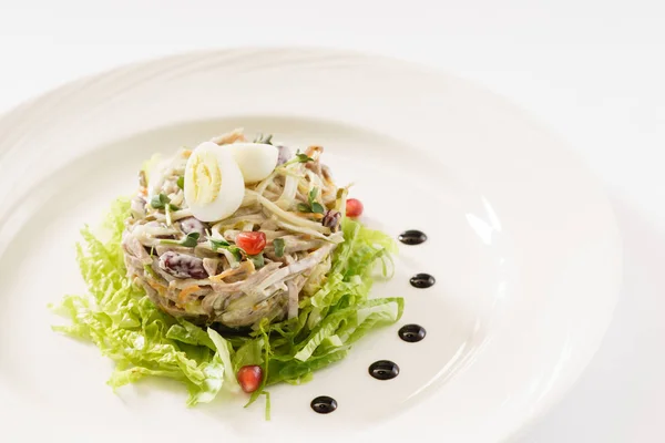 Мясной салат на тарелке — стоковое фото