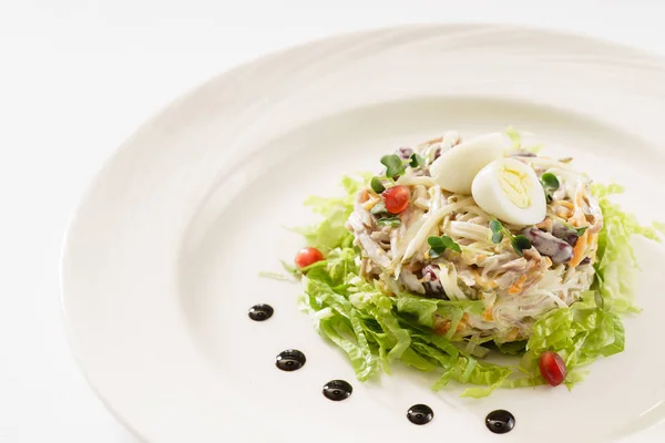 Ensalada de carne en plato —  Fotos de Stock