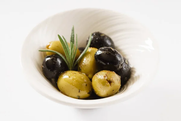 Olives dans le bol, fermer — Photo