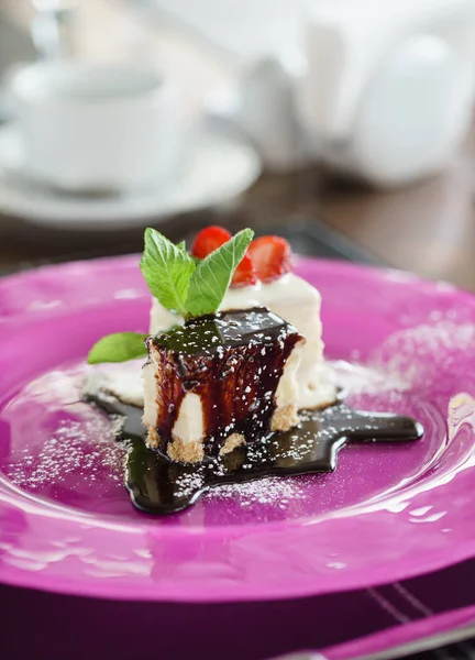 Cheesecake with strawberries on plate — Stock Photo, Image