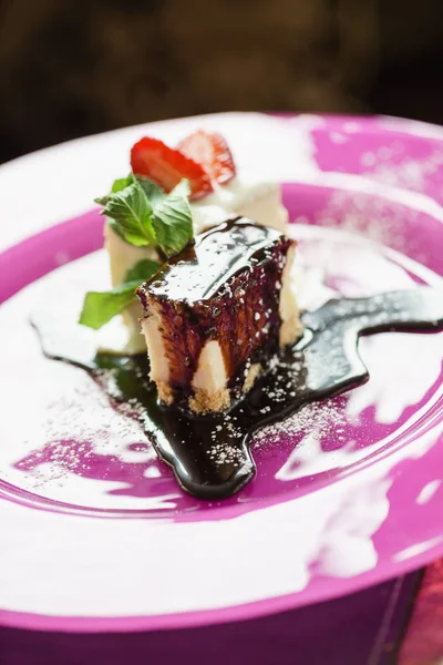 Tarta de queso con fresas en el plato —  Fotos de Stock