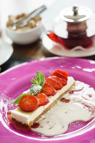 Käsekuchen mit Erdbeeren auf Teller — Stockfoto